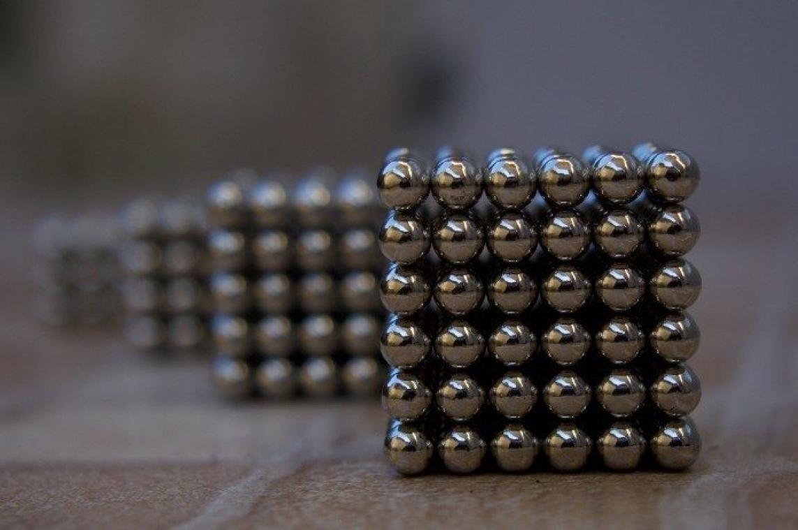 BIZAR. Jongen sterft bijna nadat hij 54 magneten inslikt: "Ik wou weten of ik magnetisch kon worden"