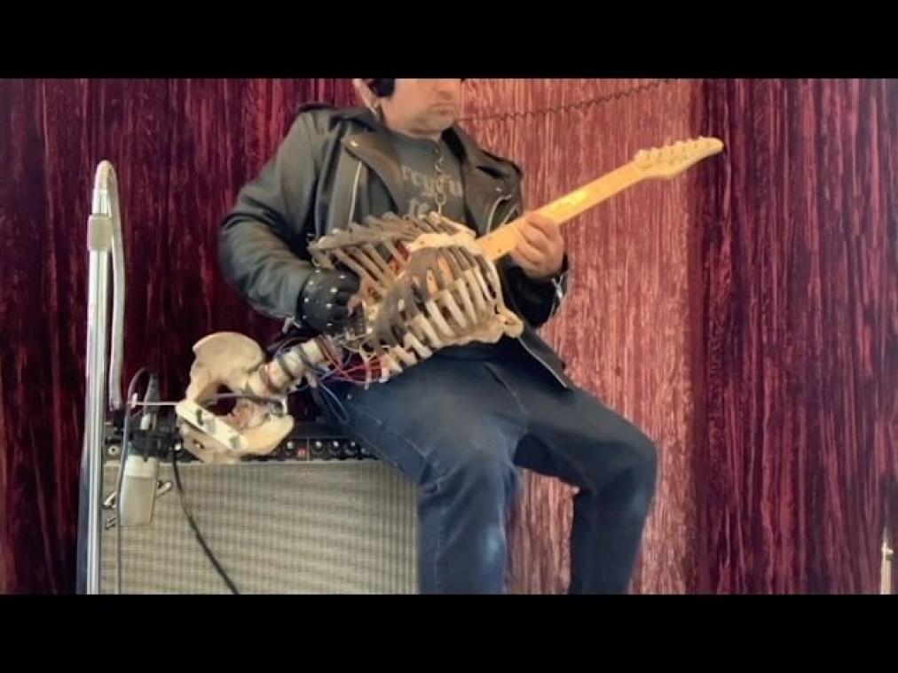 BIZAR. Man vormt skelet van  overleden oom om tot gitaar (video)