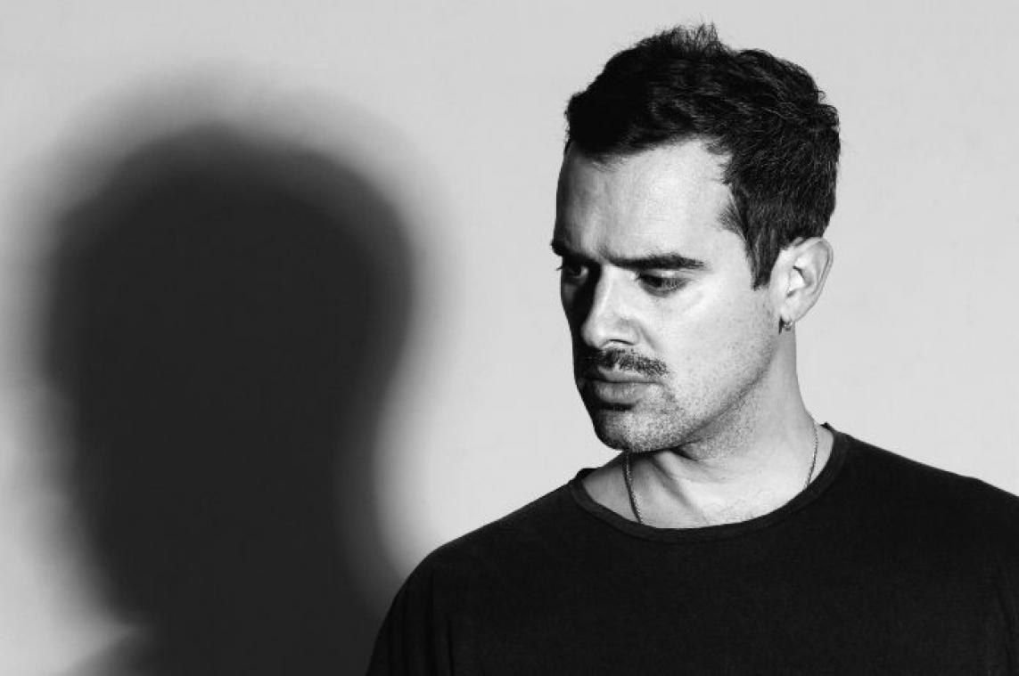 SOUNDCHECK. Gabriel Rios herontdekt zijn latinroots op 'Flore': "Alsof ik op de maan sta met enkel een audiocassette aan herinneringen"