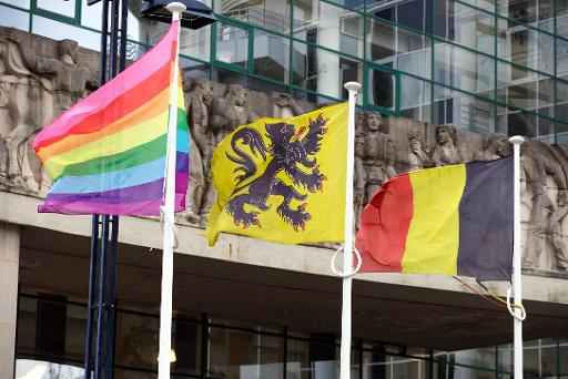 Ook Vlaams Parlement hangt op 17 mei regenboogvlag