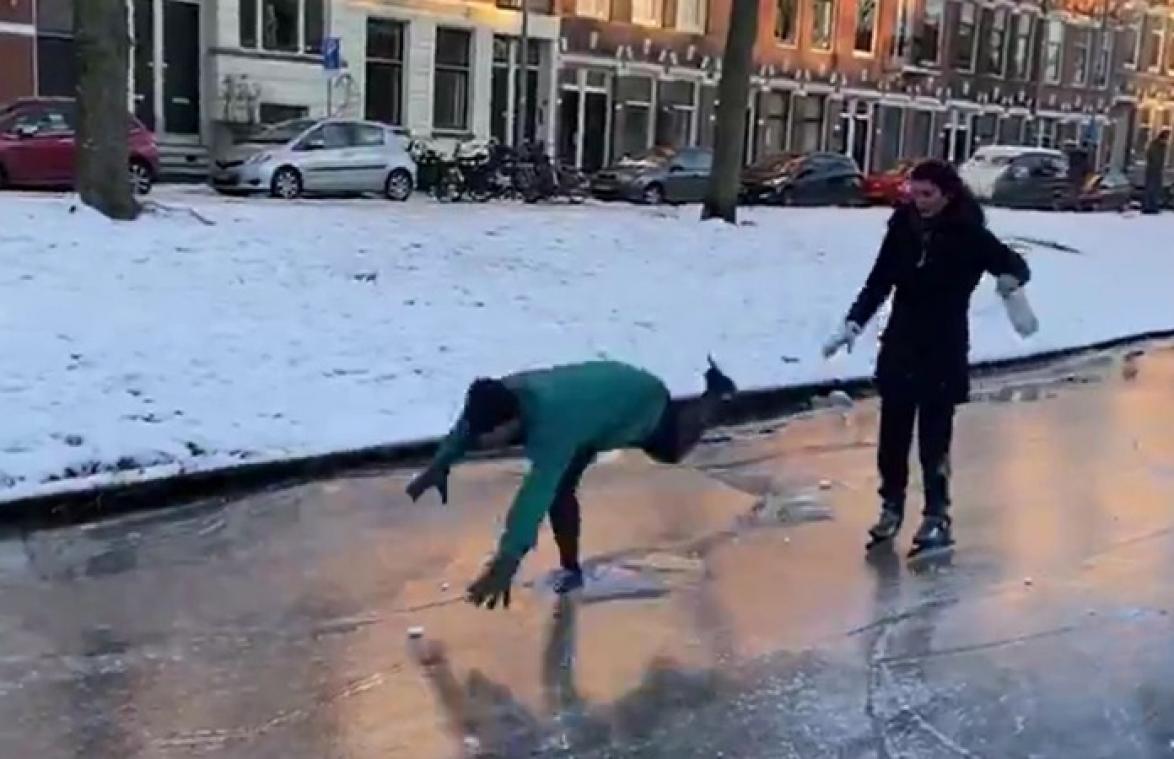 Schaatsen op vijver gaat helemaal mis: met z'n tweetjes het ijskoude water in (video)