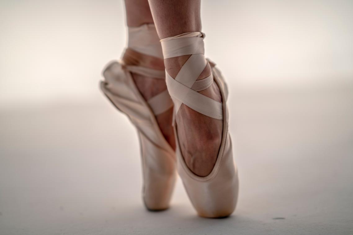 Meisje zonder armen maakt droom waar als ballerina (video)