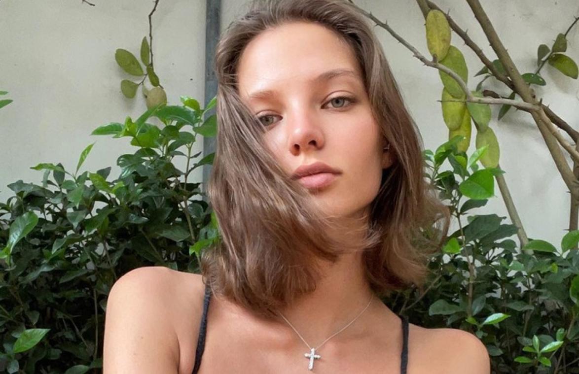 Model onder vuur omdat ze naakt poseert op olifant: "Ben je niet beschaamd?" (foto)