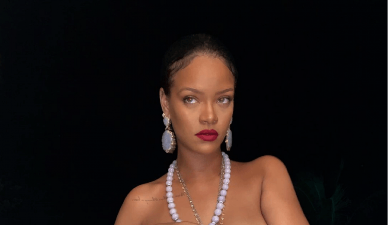Rihanna poseert halfnaakt op Instagram, maar het zijn haar juwelen die de aandacht trekken: "Respectloos"