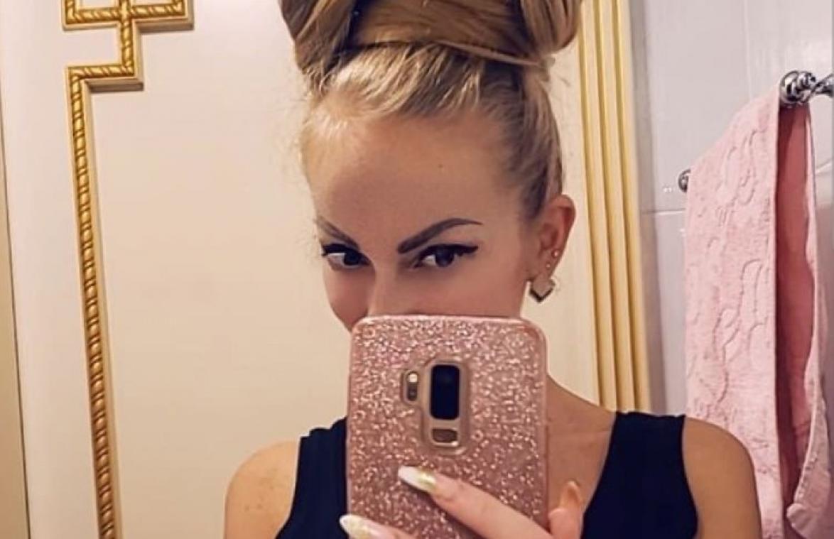 Model heeft zo'n lang haar dat ze geen kleren nodig heeft om haar lichaam te bedekken (foto)