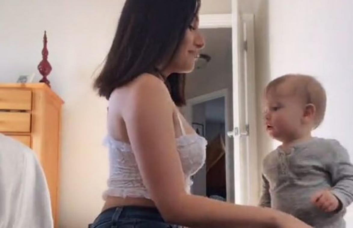 Moeder doet TikTok-dansje, maar dan steelt hongerige baby de show (video)