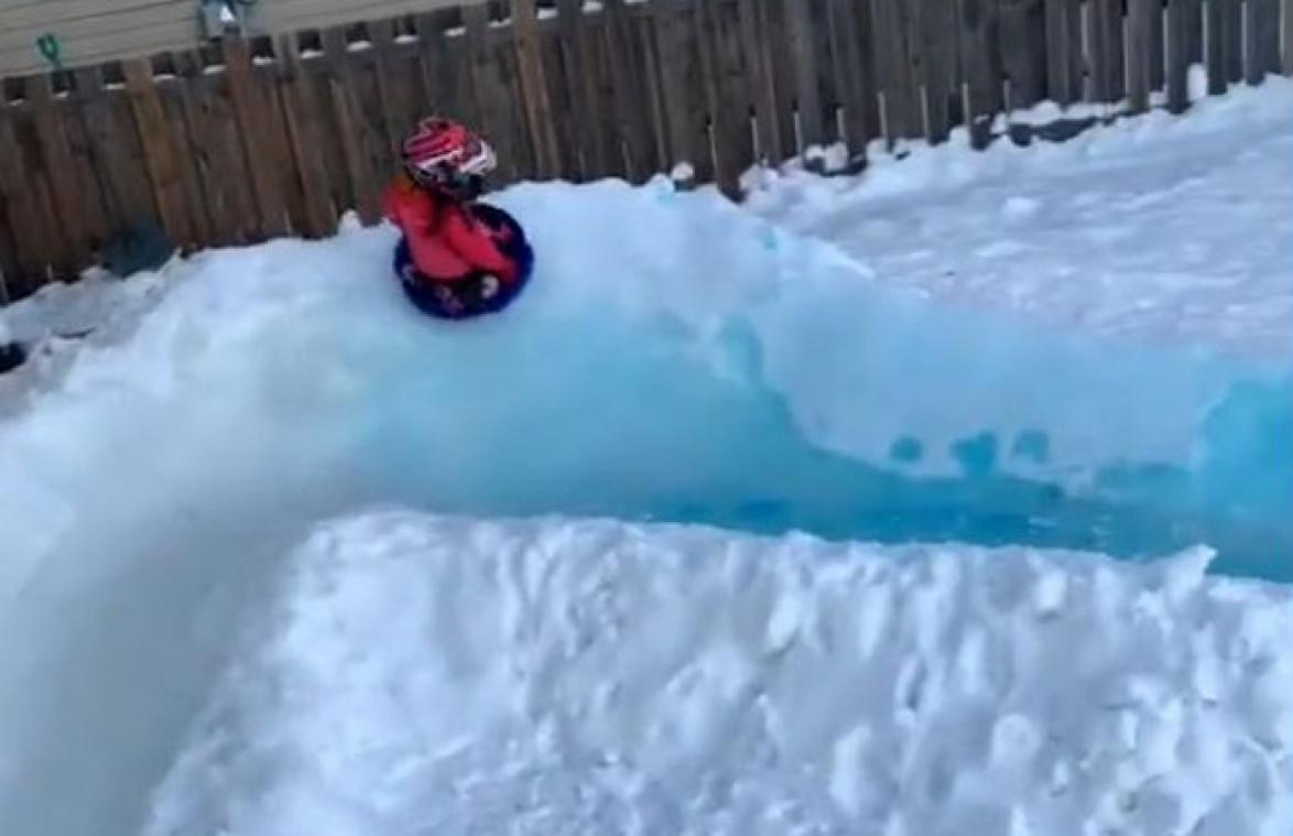 COOL! Vader van het jaar maakt sneeuwglijbaan in tuin (video)