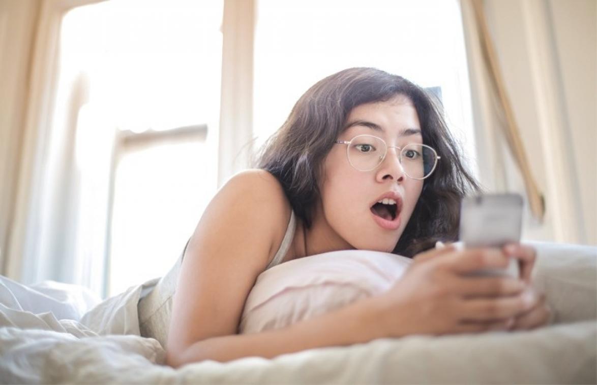 Om DEZE reden check je je smartphone maar beter niet meteen als je wakker wordt