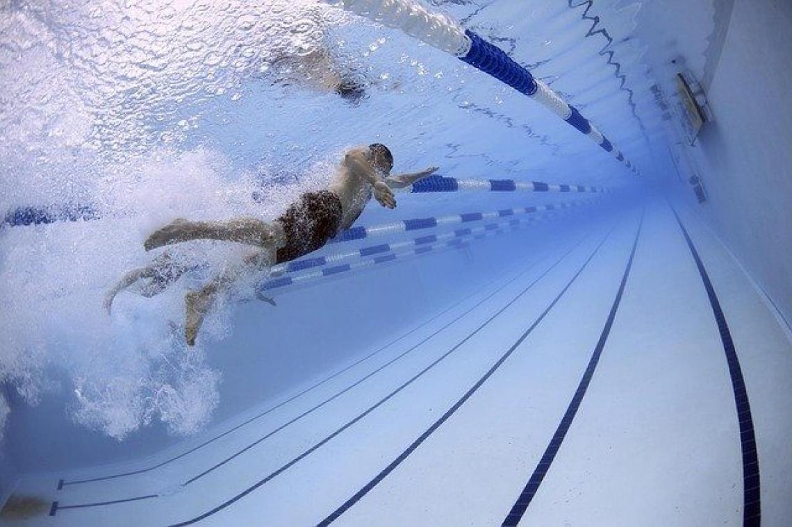 Avondklok in het water, maar niet op de parking: zwembad op grens met Wallonië zorgt voor absurde situaties