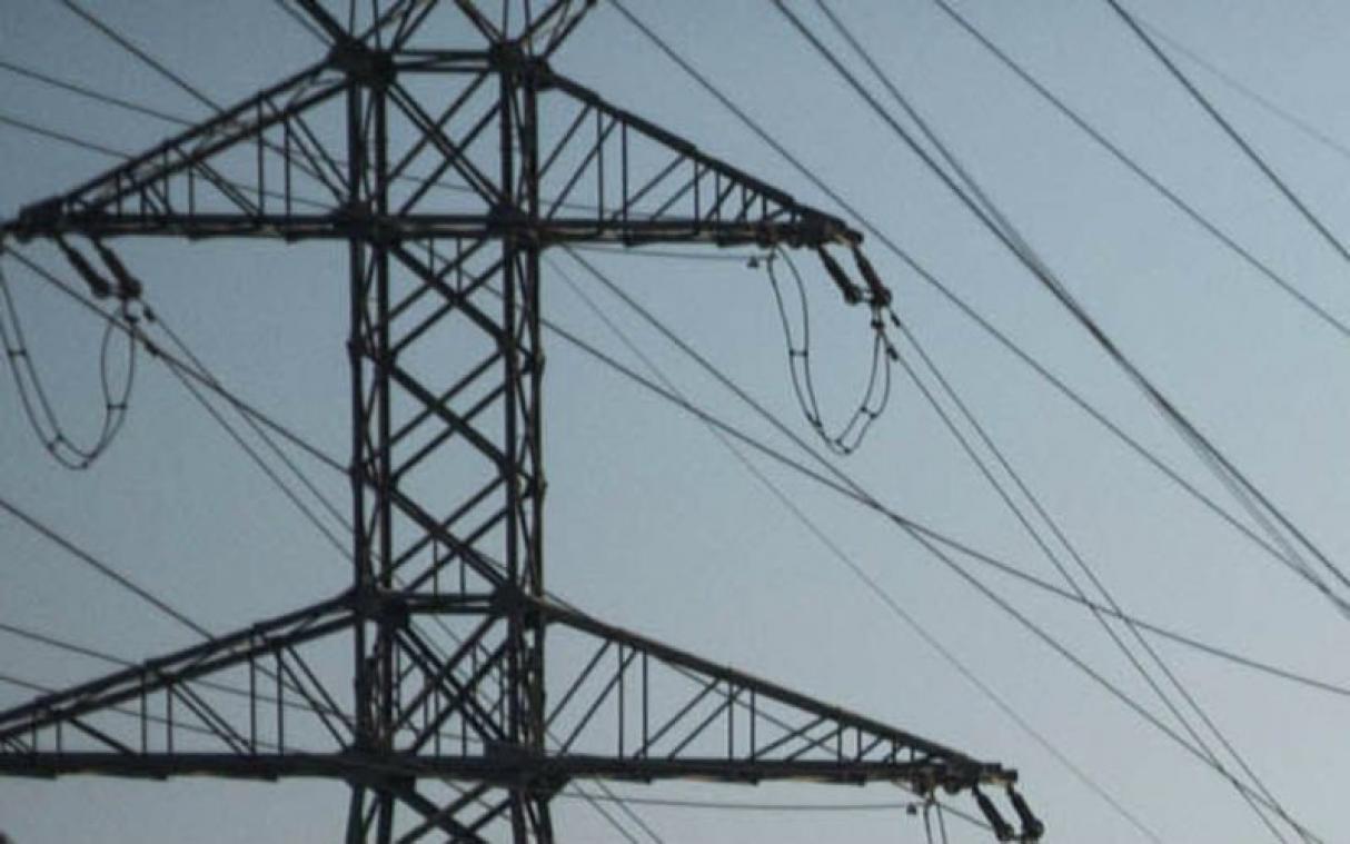 Oeps. Man doet sit-ups op elektriciteitspaal, veroorzaakt grote stroomstoring (video)