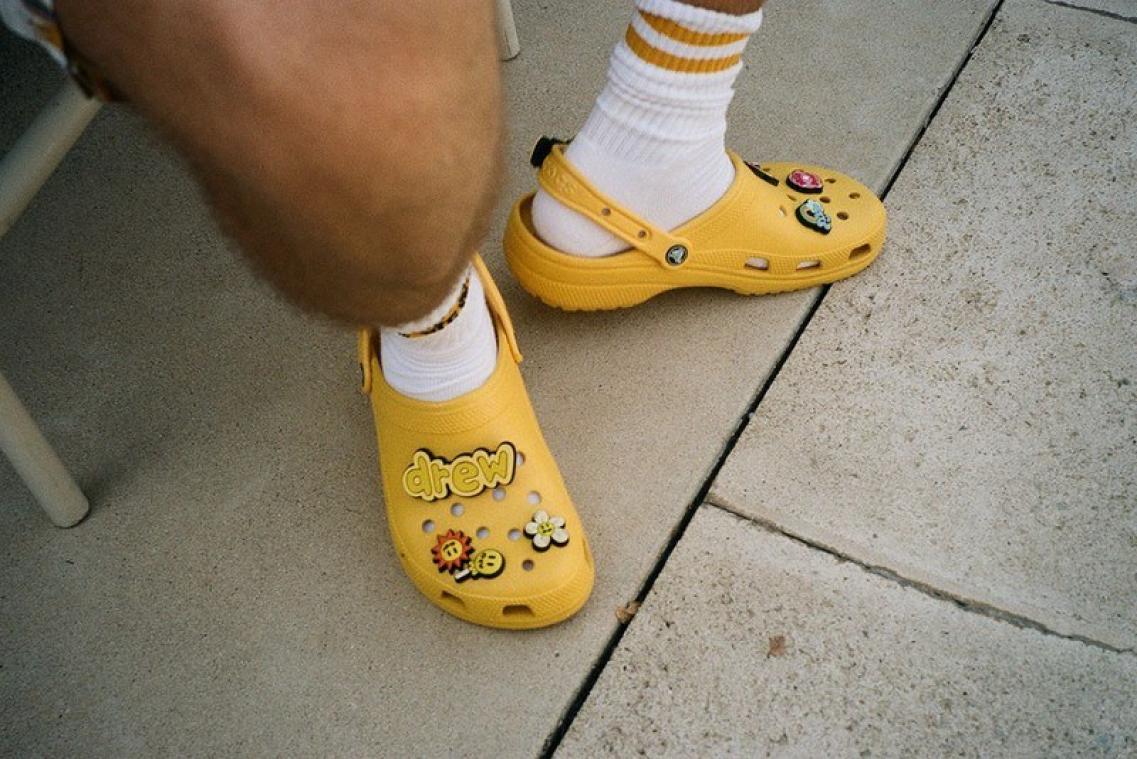 Deze foeilelijke schoenen vliegen dankzij corona de deur uit