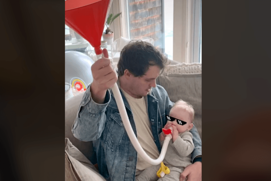 Vader maakt beer bong' voor dochtertje, maar heeft daar een goede reden voor (video)