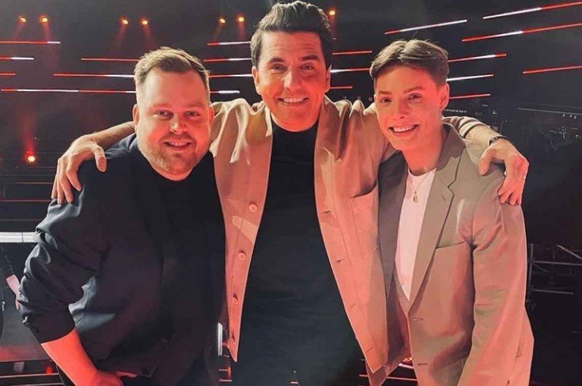 Deelnemer 'The Voice of Holland' valt na slecht optreden ook nog eens hard op gezicht (foto)