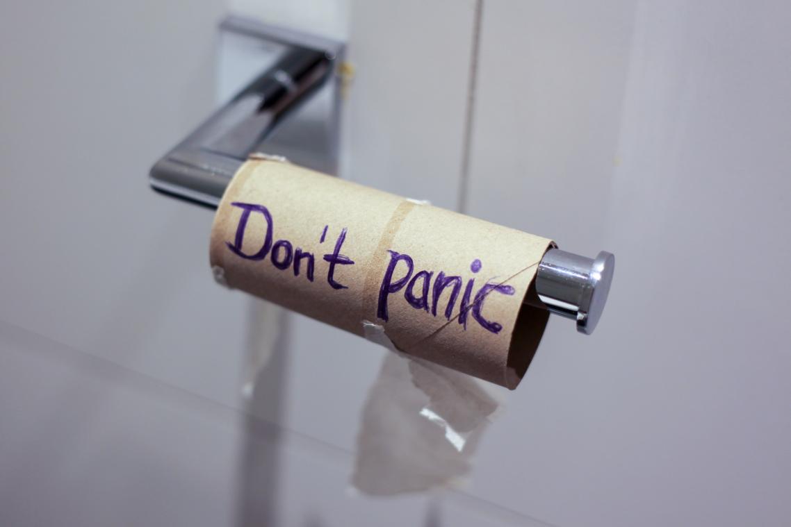 Daarom mag je NOOIT wc-papier op de bril leggen