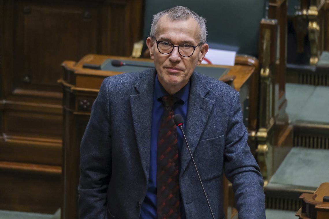Vandenbroucke ongerust over slechte coronacijfers: "Heropenen terrassen totaal niet aan de orde"