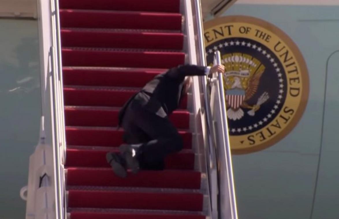 Amerikaanse president struikelt drie (!) keer terwijl hij vliegtuig instapt (video)