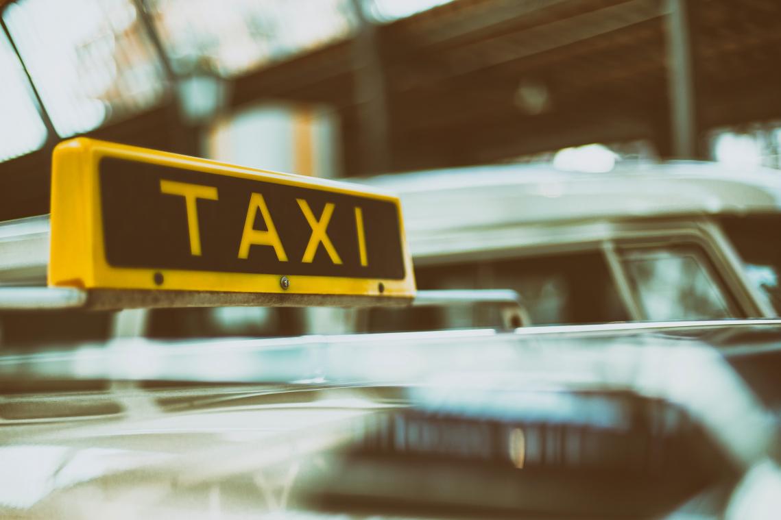 Inbreker bestelt taxi, maar komt voor onaangename verrassing te staan