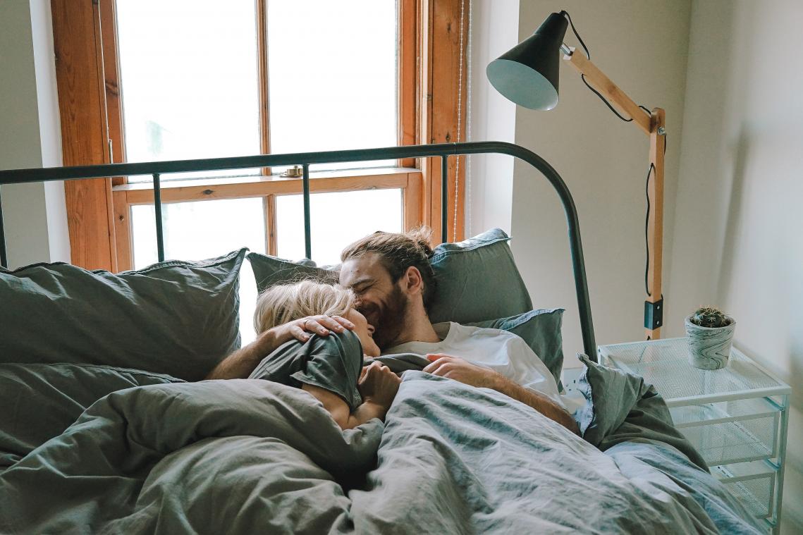 De brompot in de relatie slaapt rechts in bed