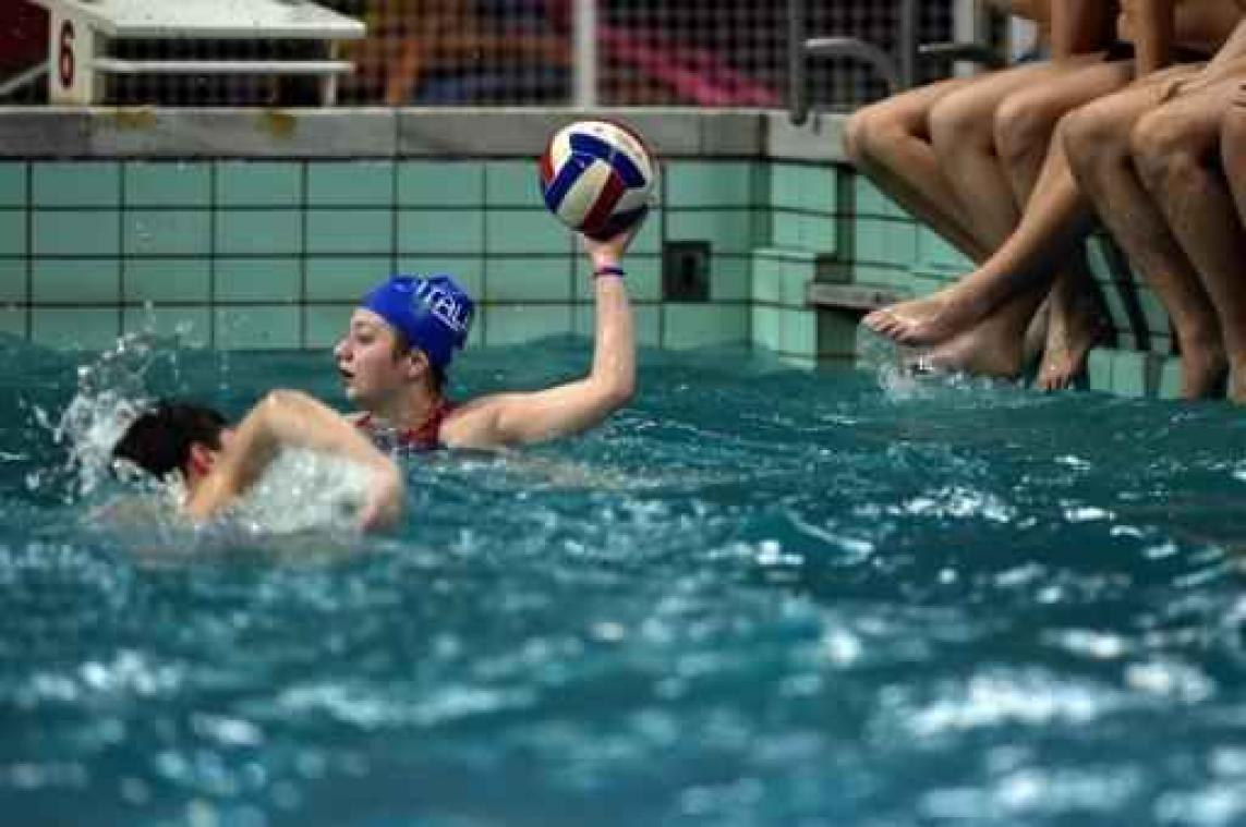 Meisjes en jongens protesteren samen tegen verbod op gemengde waterpoloploegen