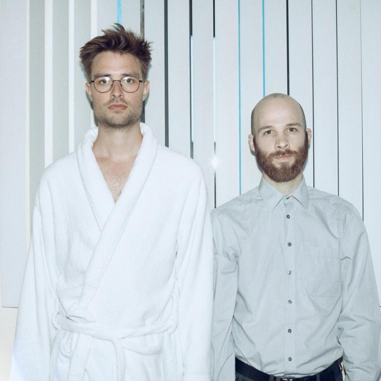 SPOT ON. Hi Hawaii: Bij ons heerst één gebod: Gij zult een popsong niet altijd op dezelfde manier spelen'