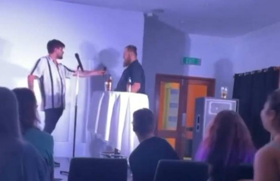Stand-upcomedian aangevallen door verontwaardigde toeschouwer tijdens show (video)