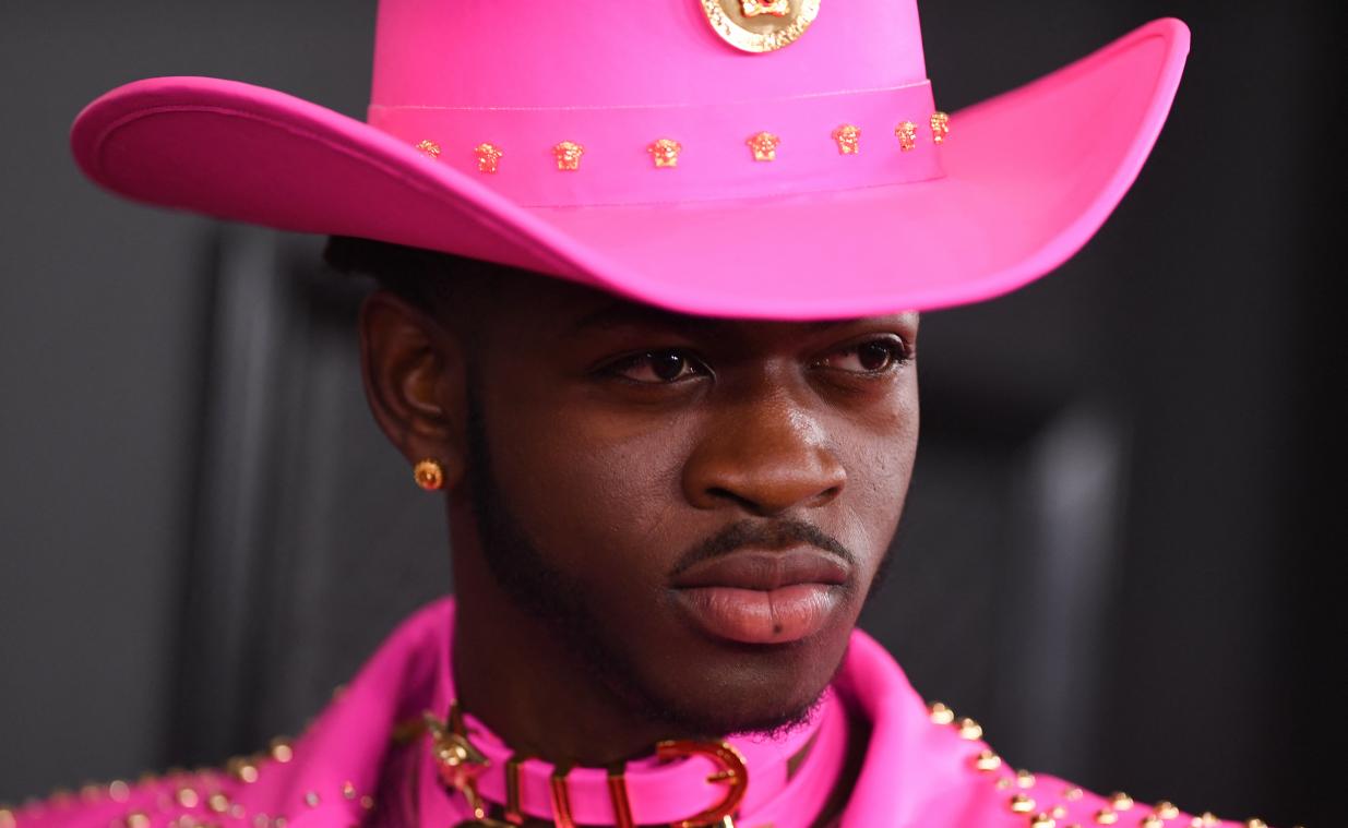 Lil Nas X ligt onder vuur omwille van DIT detail in schoenenlijn