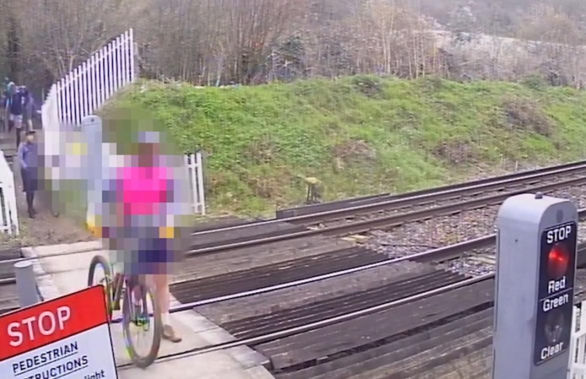 WTF! Ongeduldige fietsers negeren rood licht en ontwijken NIPT aanstormende trein (video)