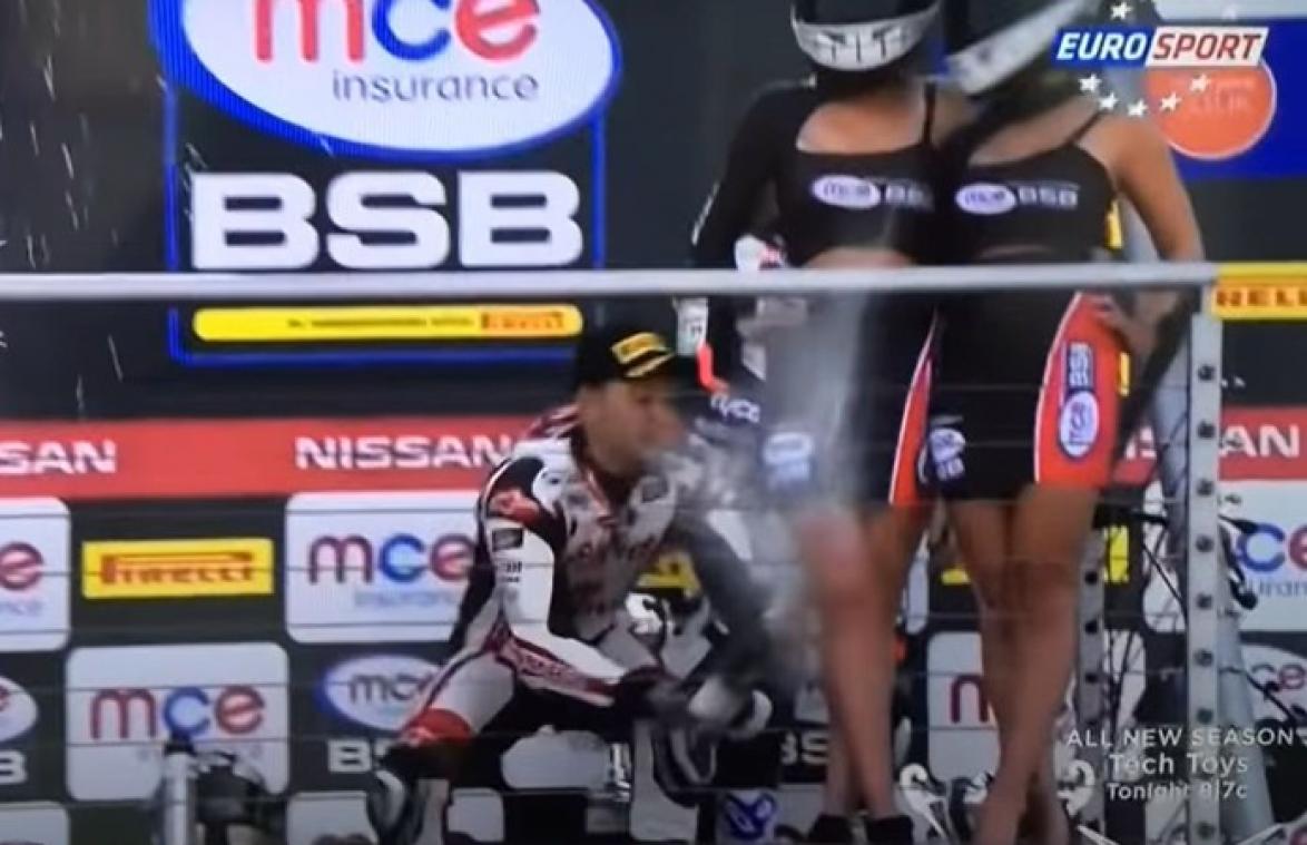 Ophef over motorcoureur die champagne onder rokje van vrouw spuit: "Walgelijk!" (video)