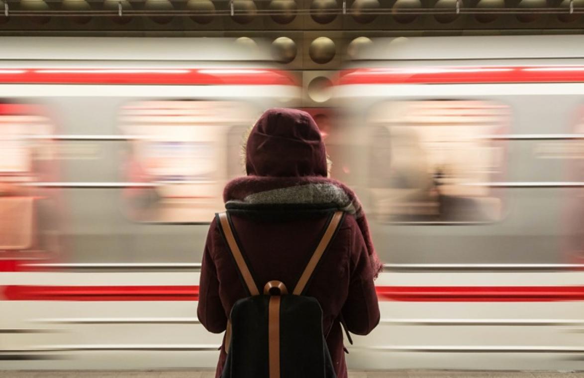 Mysterieuze vrouw doet striptease voor beveiligingscamera in metrostation (video)