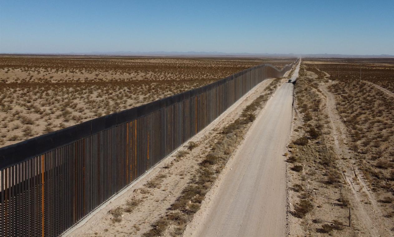 VRESELIJK. Mensensmokkelaars laten kinderen van grensmuur VS-Mexico vallen