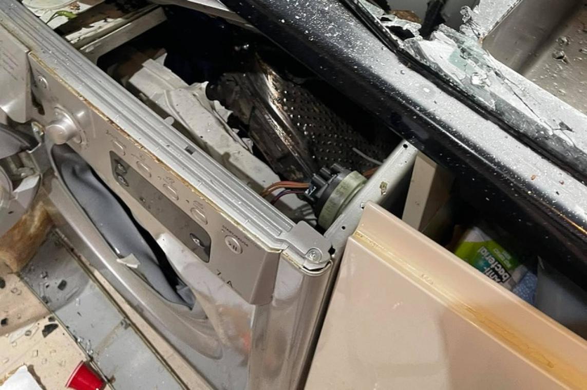 BIZAR. Wasmachine ontploft tijdens draaien (foto's)