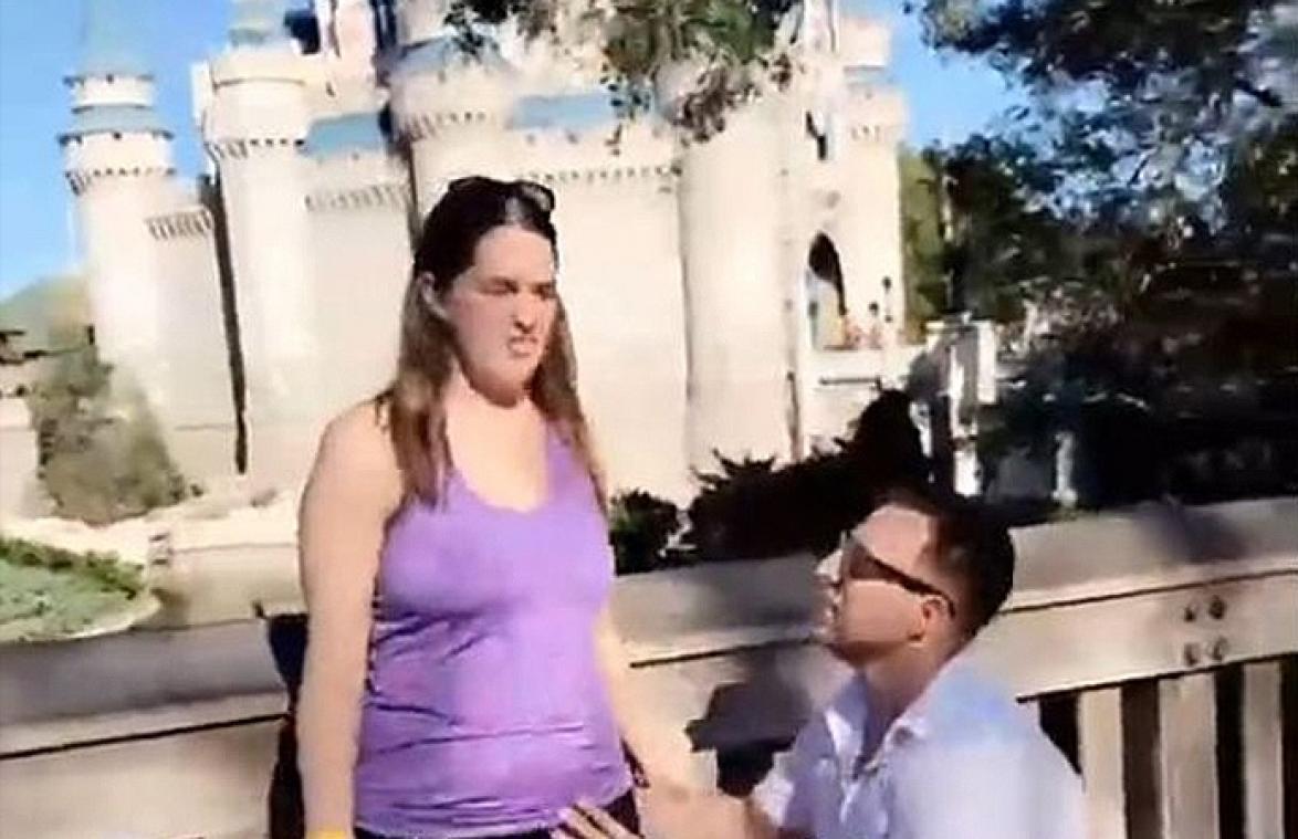 Man doet huwelijksaanzoek in Disneyland, maar zijn vriendin is daar NIET mee opgezet (video)