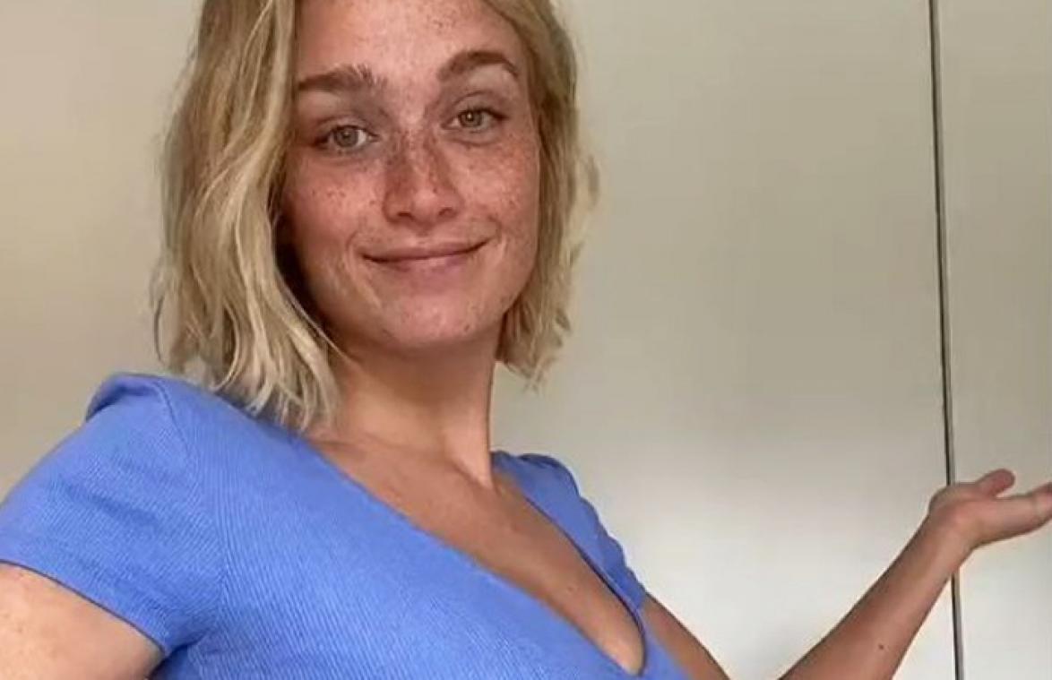 Julie Vermeire toont dat een buikje normaal is: "Nee, ik ben niet zwanger" (video)