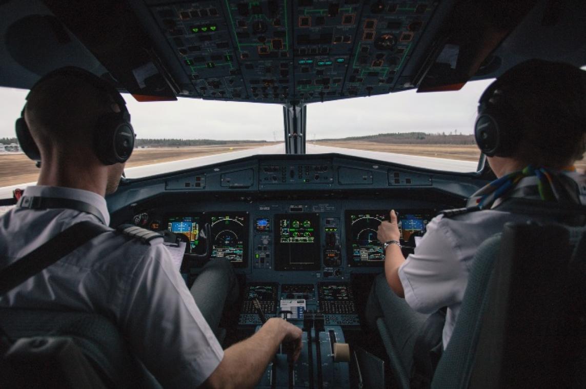 BIZAR. Piloot haalt zijn geslacht boven in volle vlucht