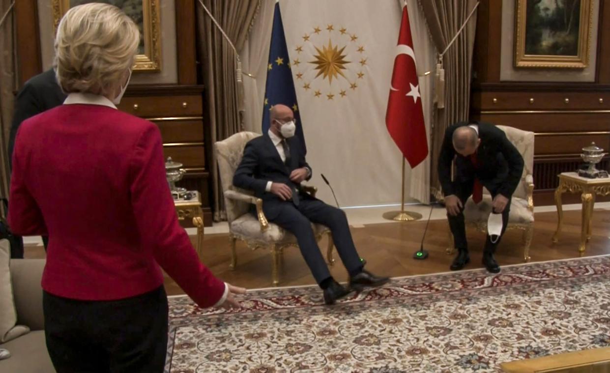 EU-commissievoorzitter von der Leyen vernederd door Turkse president Erdogan (video)