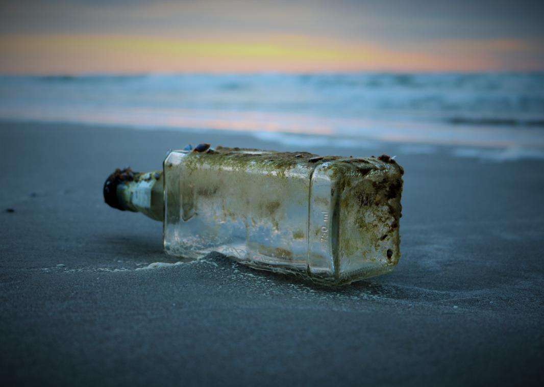Vrouw vindt emotionele boodschap in aangespoeld pillenflesje op strand De Panne