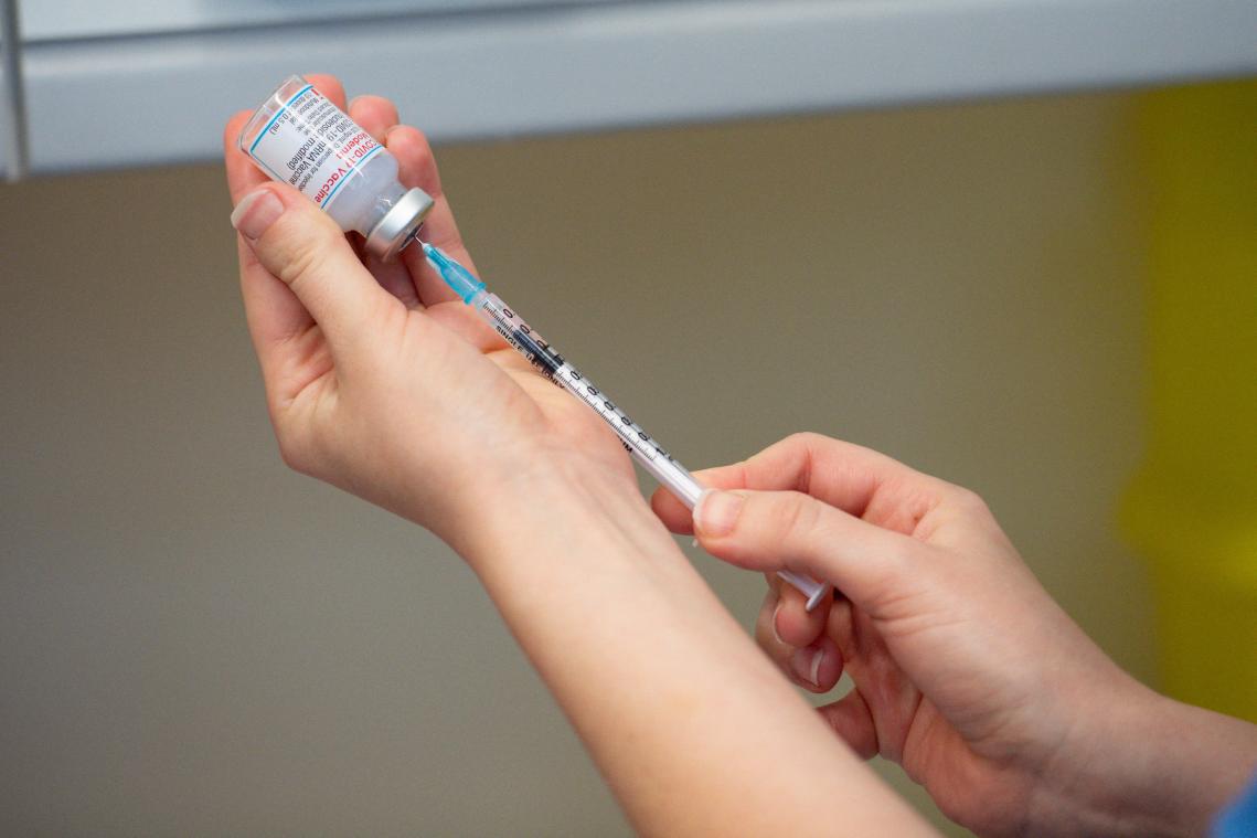 België dient AstraZeneca-vaccin voorlopig enkel toe aan mensen vanaf 56 jaar