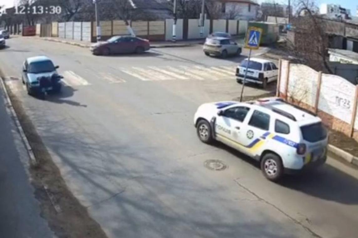 Instant karma: auto rijdt voetganger aan op moment dat politiewagen passeert (video)