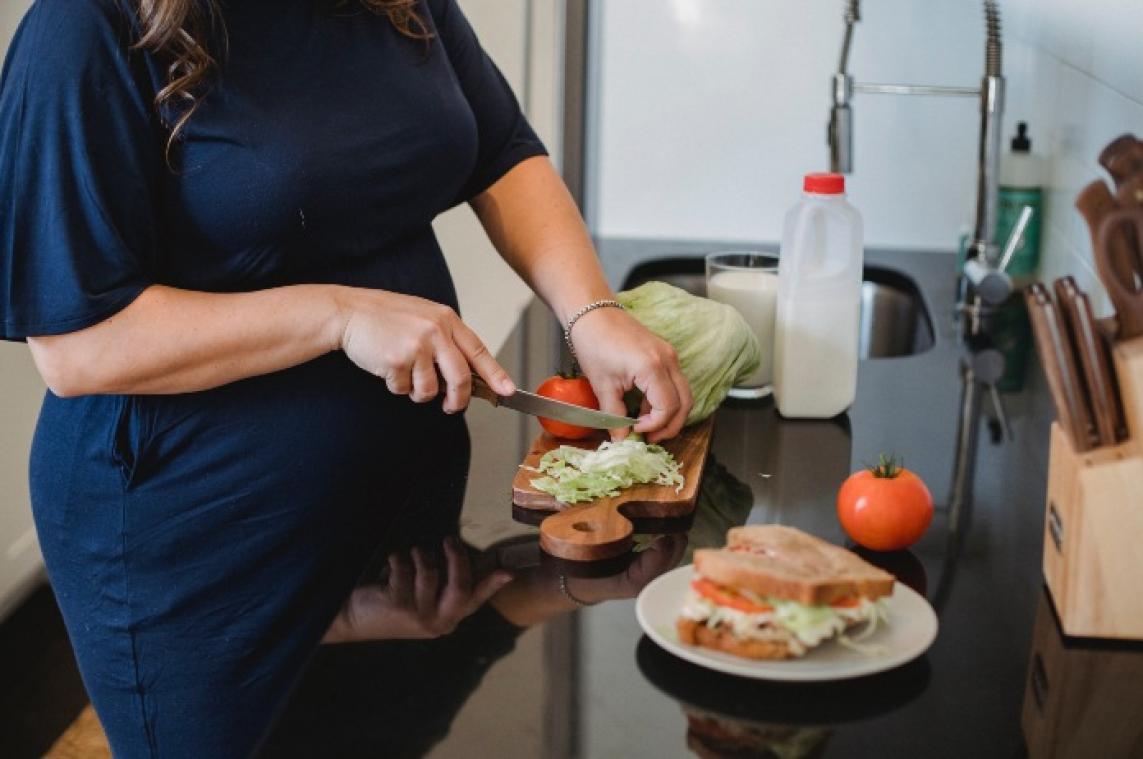 BIZAR. Man verkoopt lunch die vrouwlief elke dag voor hem maakt om fastfood te kopen, en valt door de mand