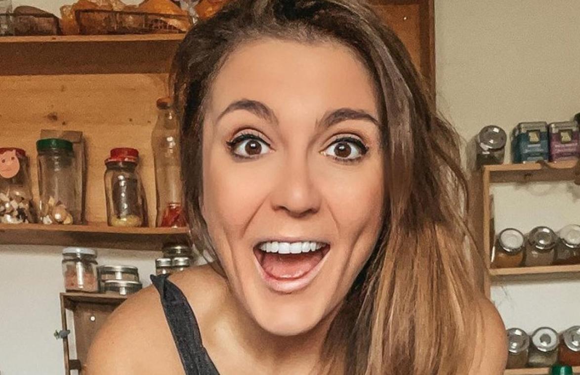Zwangere Nasrien Cnops in lingerie toont bolle buik: "Straf wat een lichaam allemaal kan" (foto)
