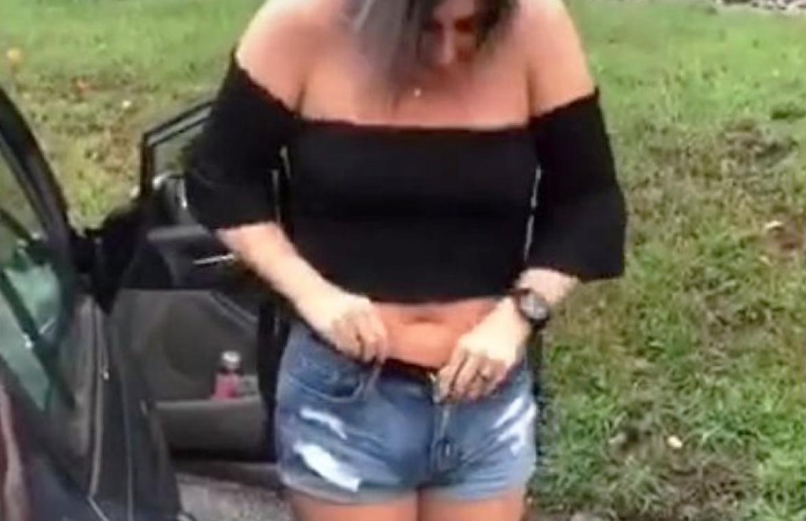 TikTokster choqueert volgers door levende slang uit haar shortje tevoorschijn te halen (video)