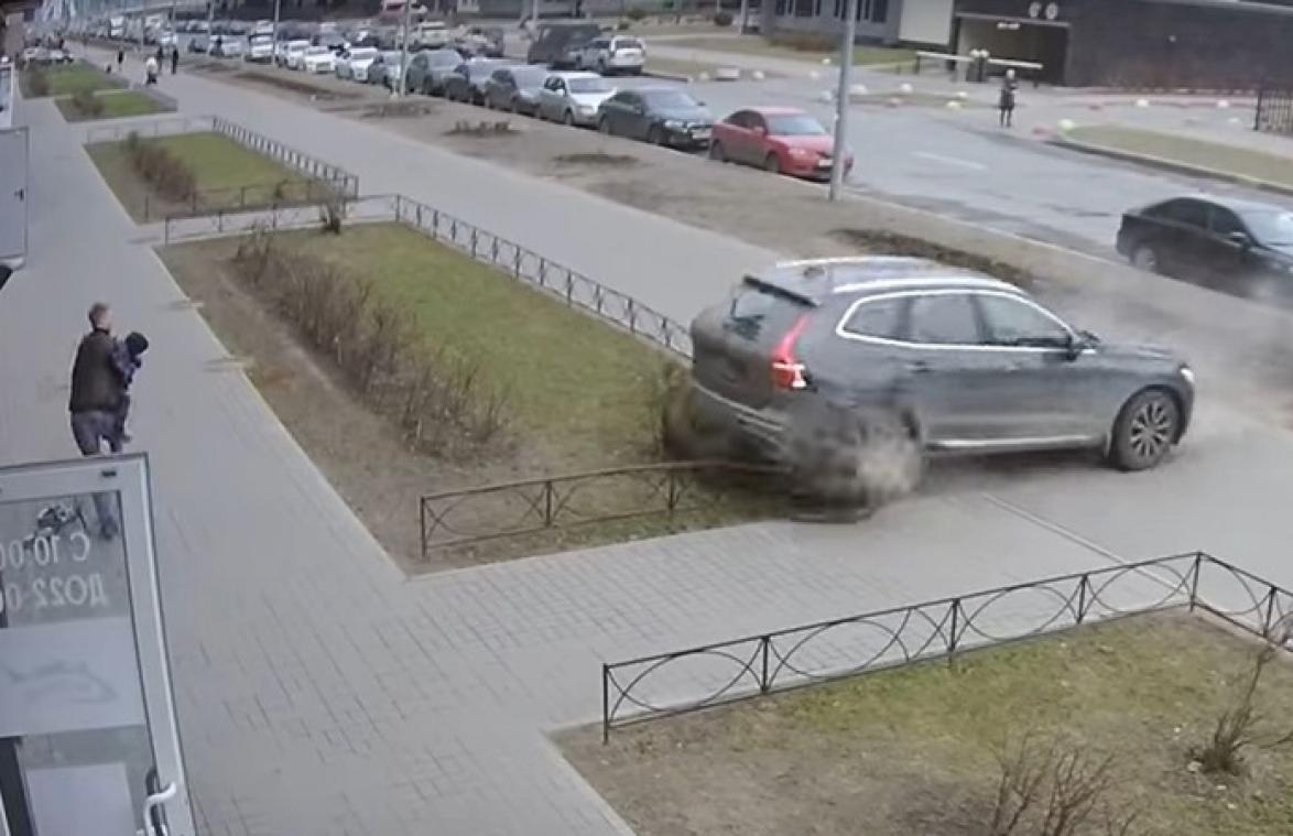 NIPT! Papa met katachtige reflexen redt zoontje van op hol geslagen auto (video)