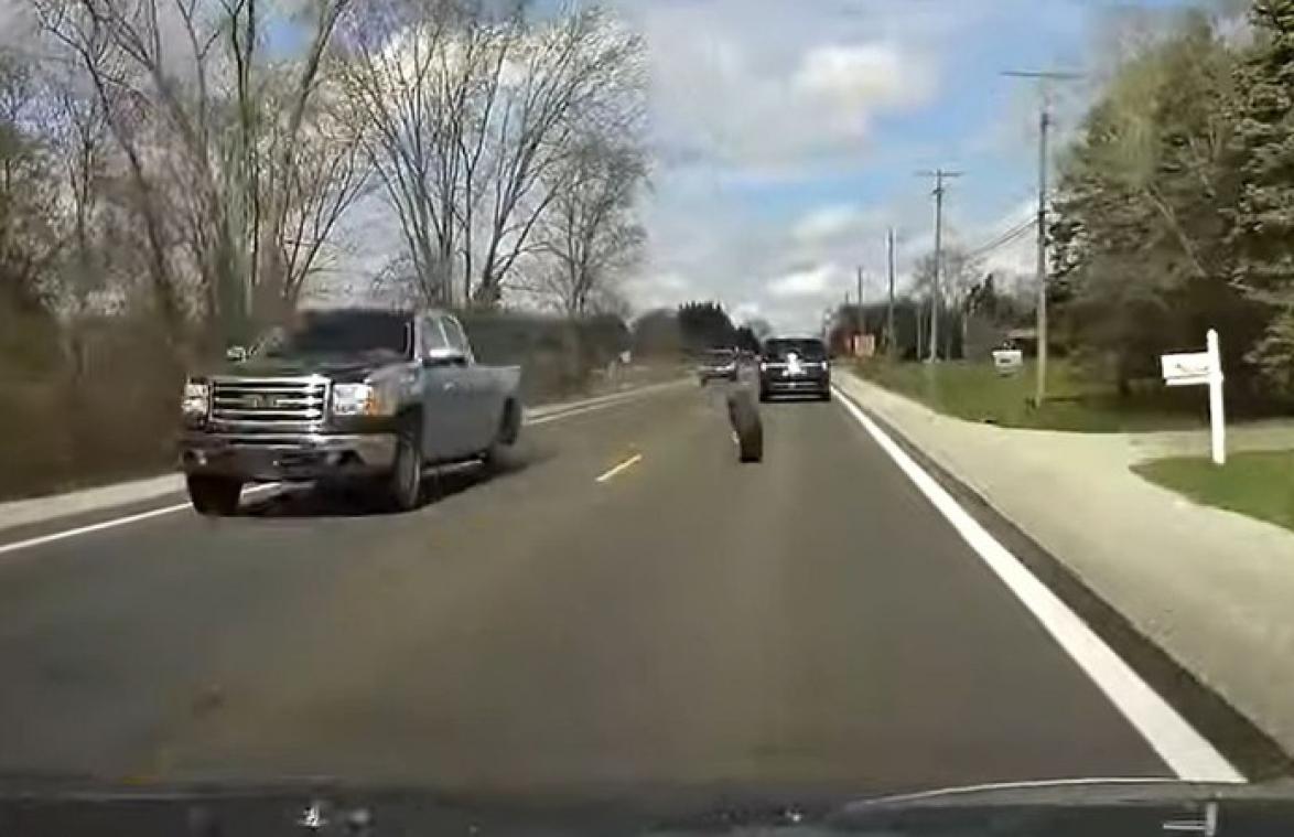 WTF! Band van tegenligger komt los en stormt op auto af (video)