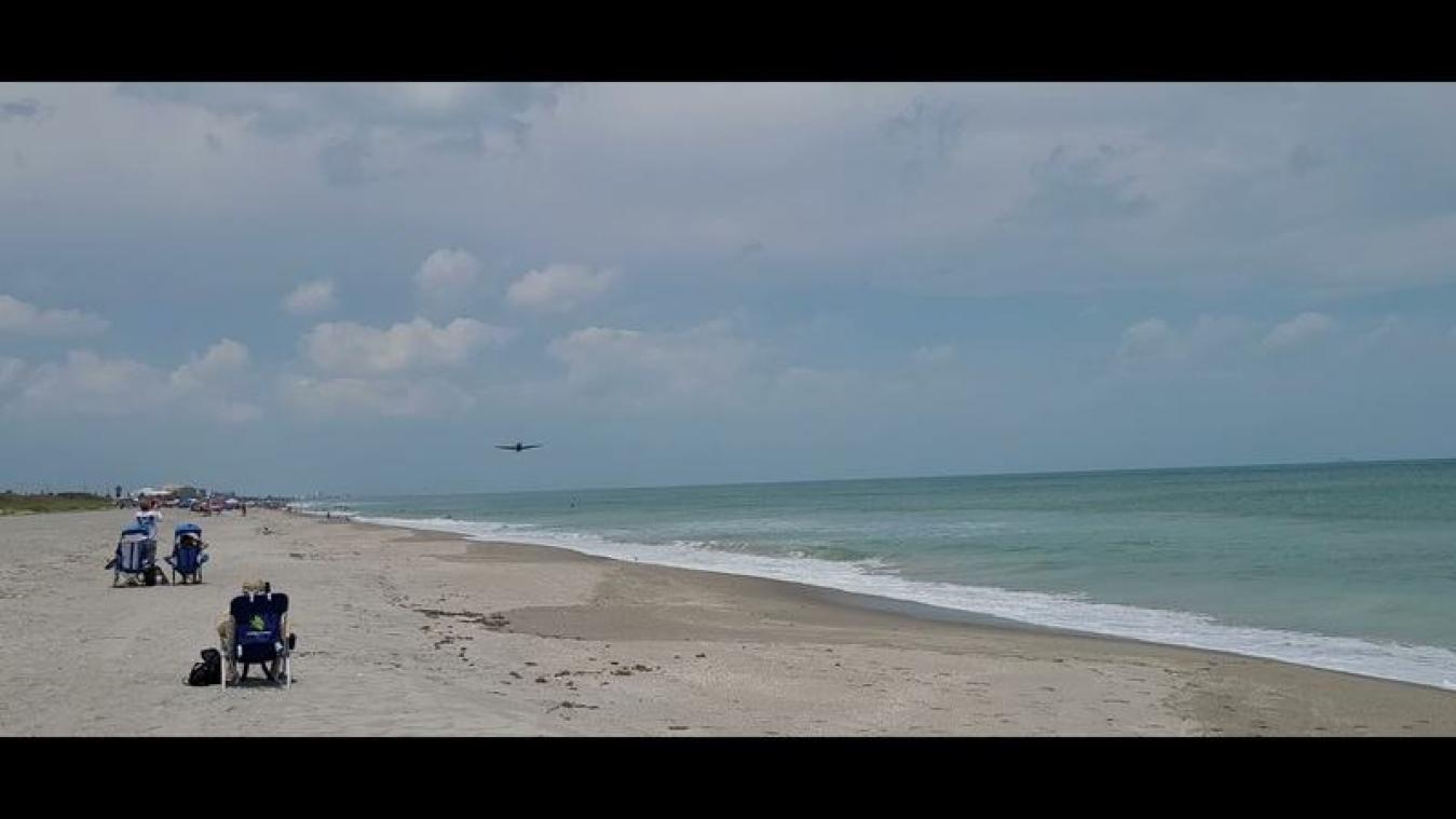 WOII-bommenwerper maakt noodlanding op zee, op enkele meters van onthutste badgasten (video)