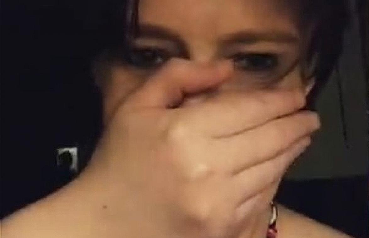 Vrouw die alleen thuis is, spot iets heel akeligs in de achtergrond: "Ik was doodsbang!" (video)