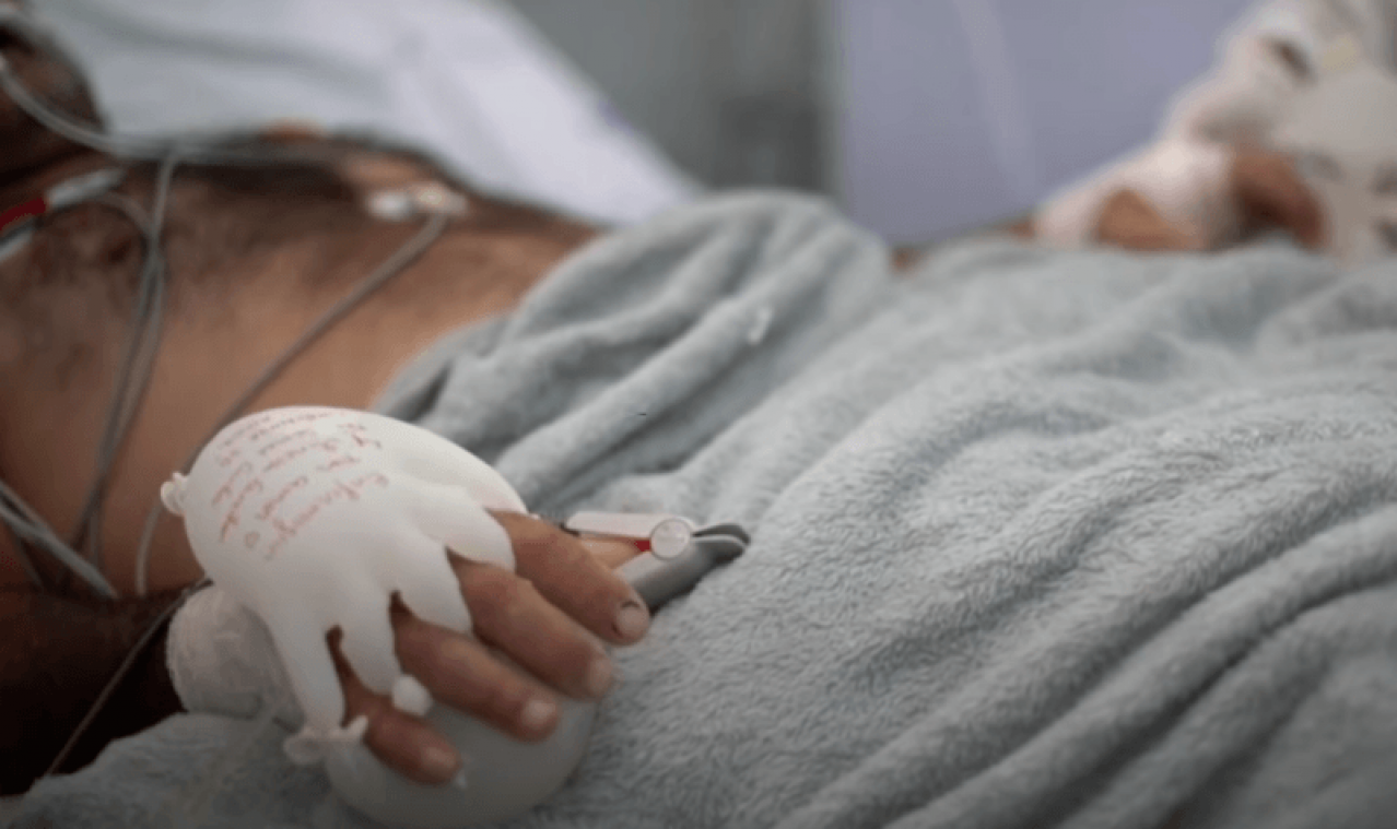 Verpleegsters bedenken opmerkelijke remedie voor eenzame coronapatiënten (video)