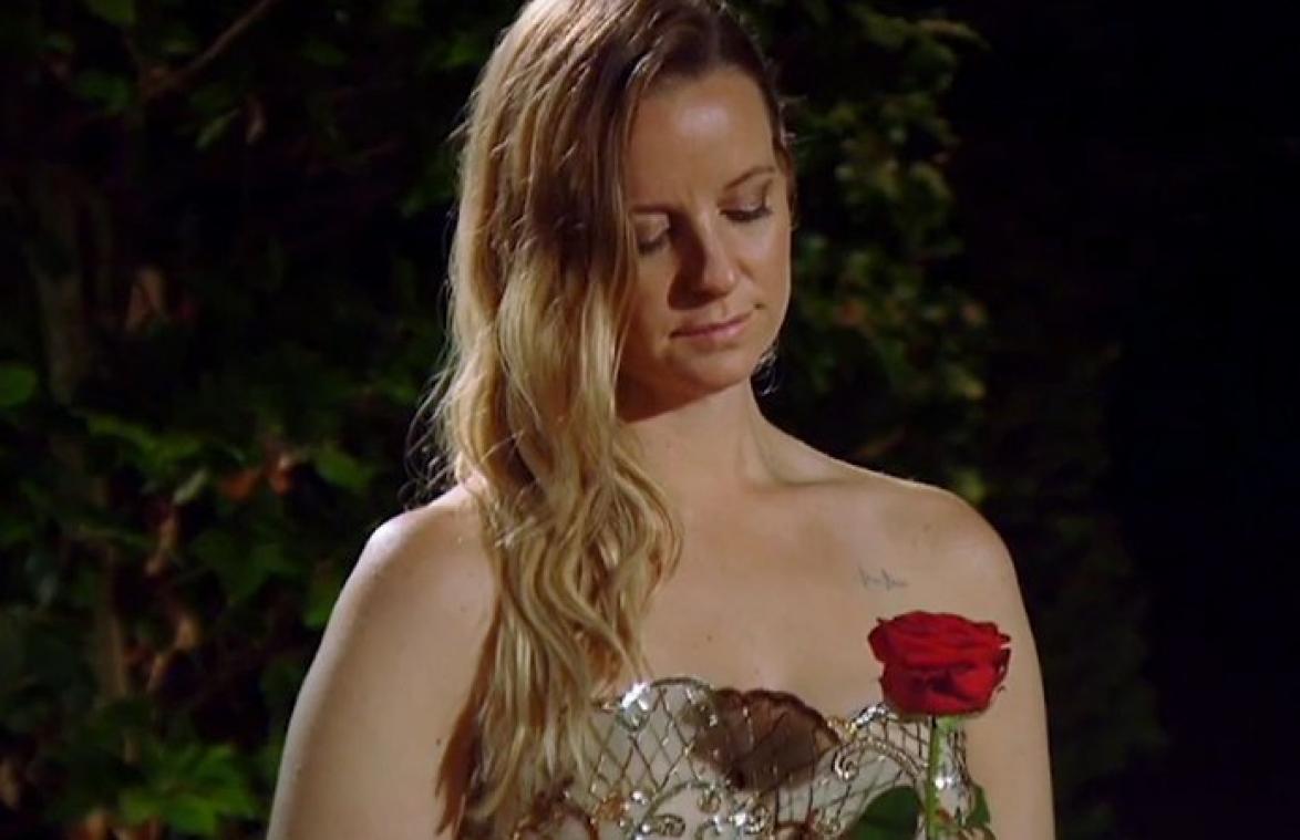 AHA! Daarom kijkt Elke Clijsters in 'De Bachelorette' altijd naar beneden tijdens de roosceremonies