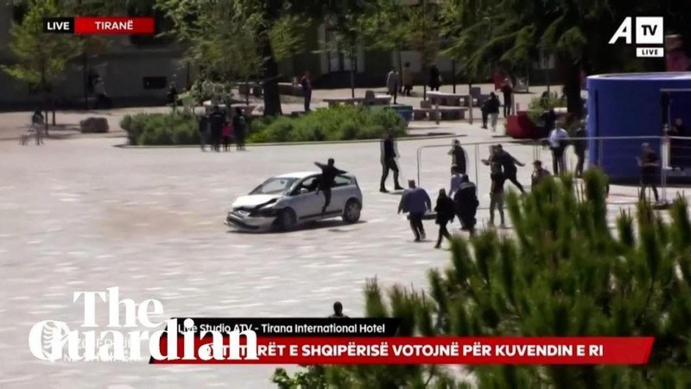 WOW. Man springt door autoraam om vermeende terrorist in wagen uit te schakelen (video)