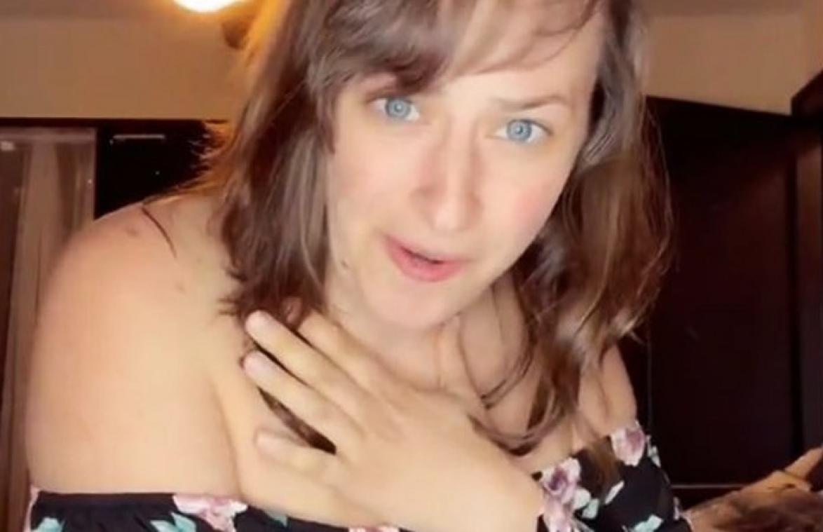 Vrouw heeft spijt van tatoeage nadat beste vriendin DIT doet: "Ik moest in therapie gaan" (video)