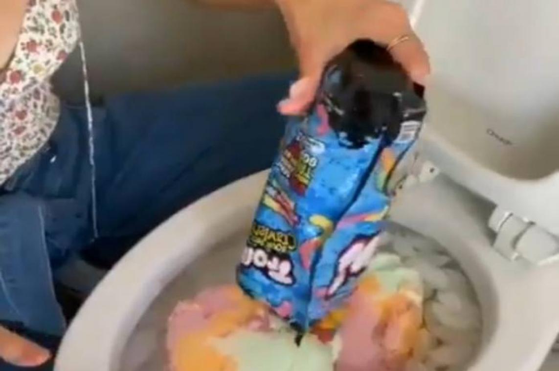 IEW! Vrouw maakt partydrinks door drankjes te mixen in toiletpot: Walgelijk (video)